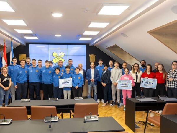 Župan Petry uručio nagrade za postignute rezultate Muškog košarkaškog kluba Gospić, zaključeni i ugovori o stipendiranju mladih sportaša