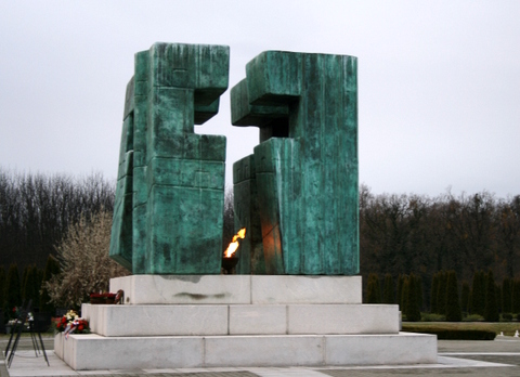 Spomenik Memorijalno groblje Vukovar 221208