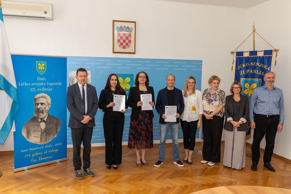 Župan Petry potpisao ugovor vrijedan 2,7 milijuna eura za energetsku obnovu Gimnazije i Strukovne škole u Gospiću