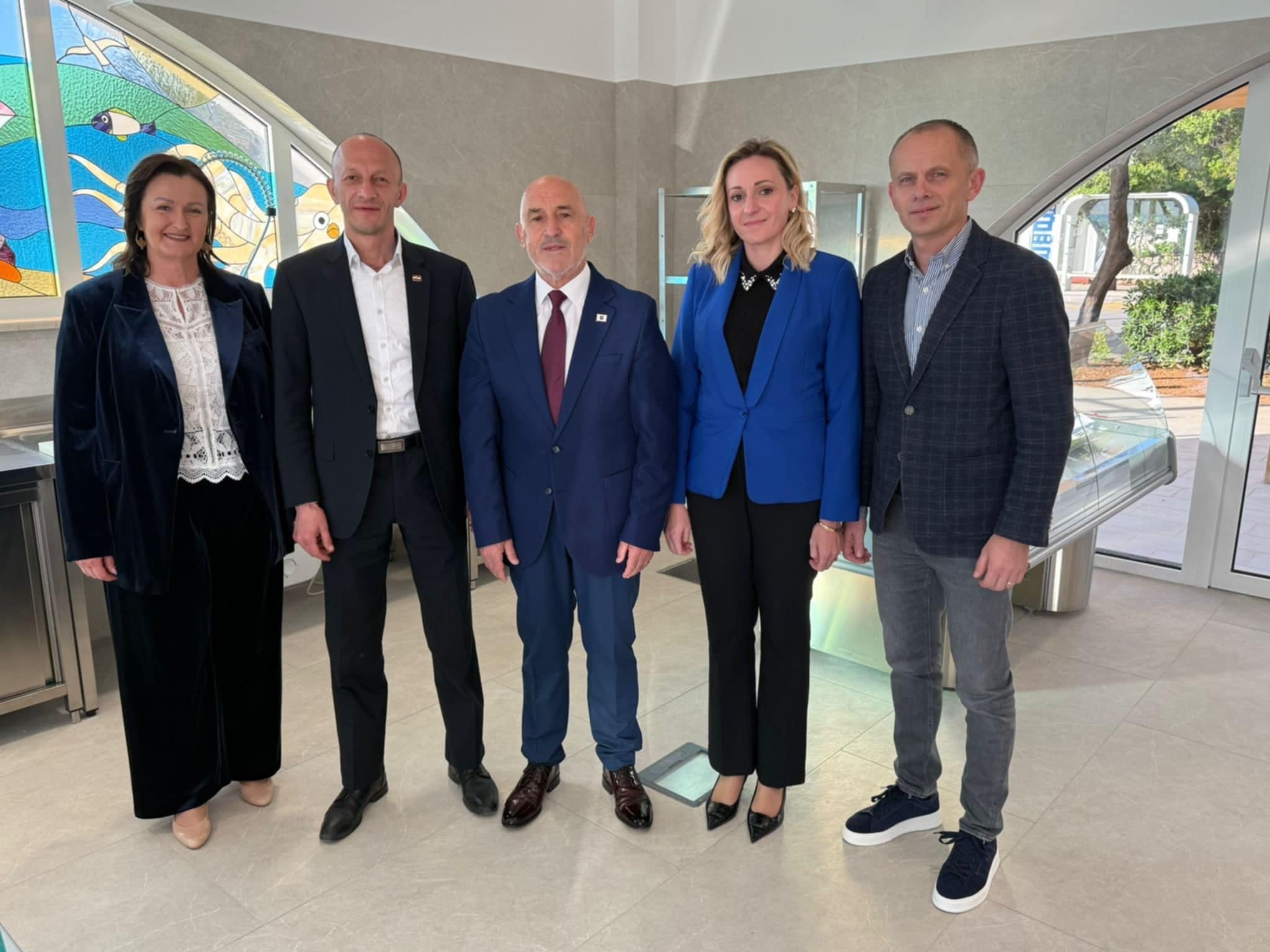 Novu tržnicu i ribarnicu u Novalji ukupne vrijednosti 1 milijun eura obišli župan Petry, zamjenica Orešković Brkljačić i gradonačelnik Dabo