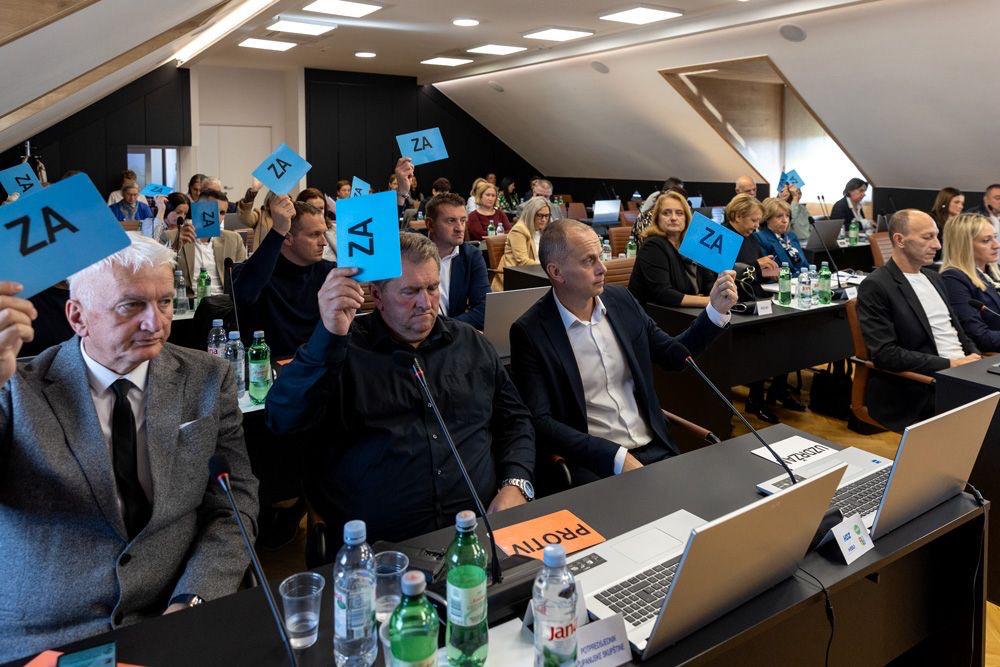 Održana Županijska skupština: župan Petry najavio korake za sanaciju otpada i zaštitu rijeke Gacke