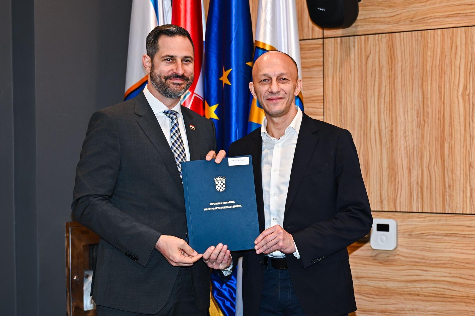 Ministar Glavina u Novalji uručio vrijedne ugovore, župan Petry potvrdio: Ličko-senjska županija potpuno je spremna za sezonu