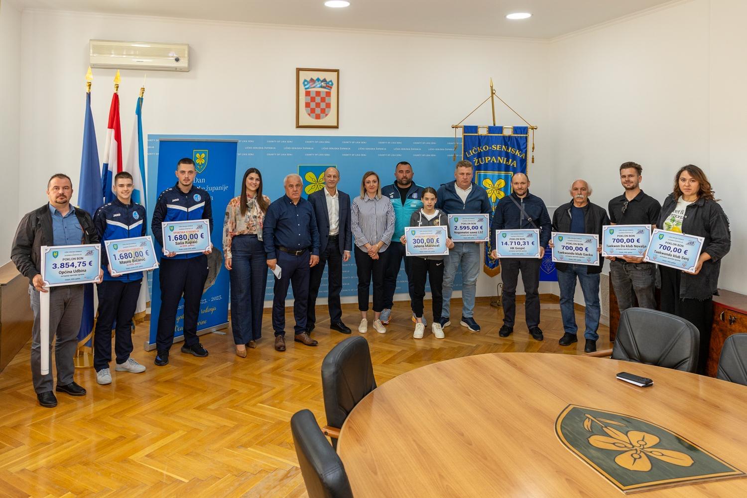 Dodijeljeni čekovi sportskim klubovima, sportašima i ustanovama s područja Ličko-senjske županije